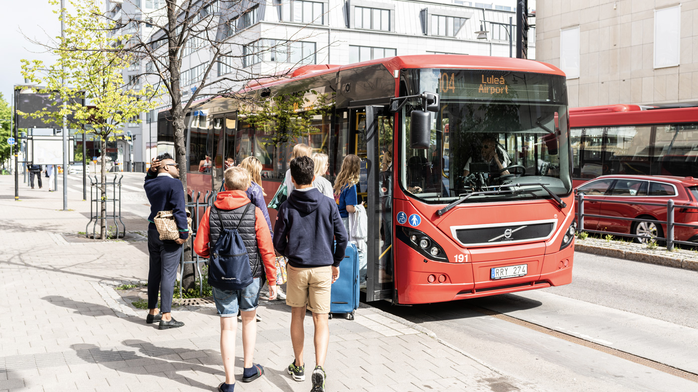 Folkmassa som kliver på buss på Smedjegatan.